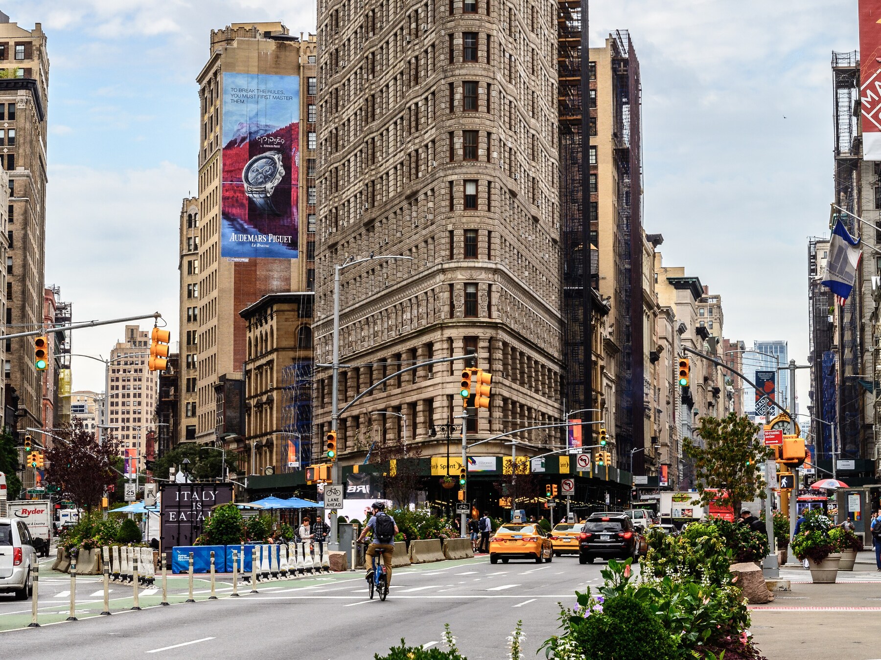Flatiron District building facade used as neighborhood contact context